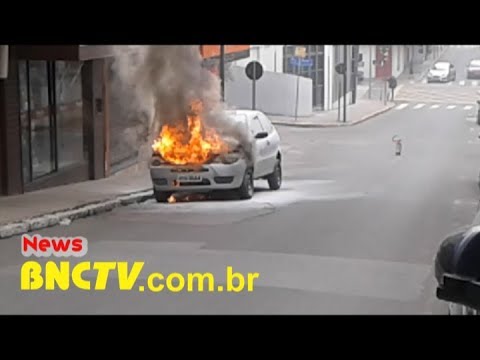 Incêndio em veÃculo no Centro de Tubarão