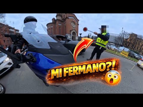 Litigano con la polizia in mezzo alla strada 🚨
