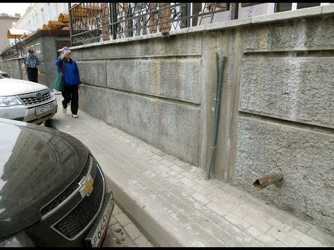 На тротуаре у нового жилого комплекса в центре Воронежа с трудом разойдутся два ...