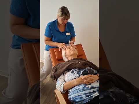 Seniorinnen genießen pflegende Gesichtsmasken in der Tagespflege Leipzig-Stötteritz