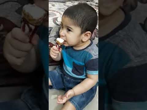 ABDUL RAHIM ICE CREAM KO ASI KER REHA HEI . FAMILY K SAATH TIME ENJOY KERNEY LAGA HEI.