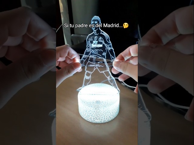 Vídeo relacionado con DEREGALOOS Lámpara LED Fútbol Personalizada. Nombre y Escudo. Luz RGB con Mando. Regalo Original para Niños y Aficionados al Fútbol. Decoración Dormitorio (Elige tu escudo)