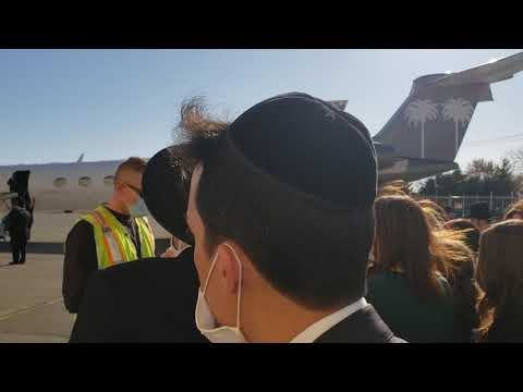 Aron of Rav David Feinstein ztz"l loaded on plane headed to Eretz Yisroel