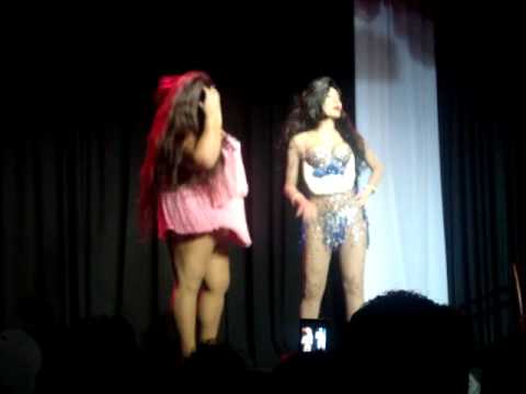 Thalia Bombinha e Michelle Summer - Blue Space