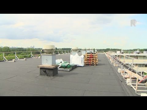 Hans Wendel uit Rotterdam-Ommoord slaapt op zijn balkon vanwege de extreme hitte in zijn woning.