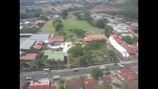 preview picture of video 'COSTA RICA, VISTA AEREA ANTES DE ATERRIZAJE EN AEROPUERTO JUAN SANTAMARIA'