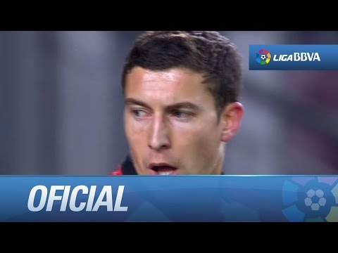 Bravo bloqueando un remate forzado de De Marcos