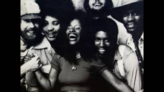 Right Is Right -  Rufus Featuring Chaka Khan   (1974)