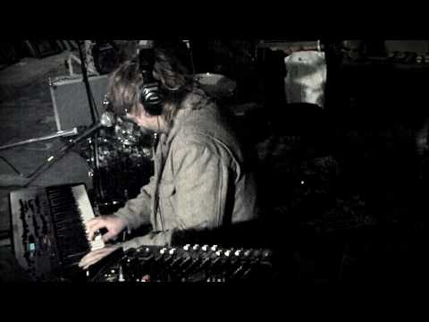 Reyn vs El Pino & The Volunteers - Long-lost Art of Becoming invisible