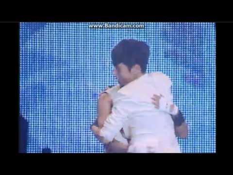 [120515] Myungsoo hugging INFINITE