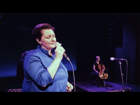 FIELD COMMANDER C. "Alexandra Leaving" gesungen von Esther Oberle (Leonard Cohen - Sharon Robinson)