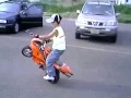 Un funny petit qui lève en moto un peu fou sans casque ...