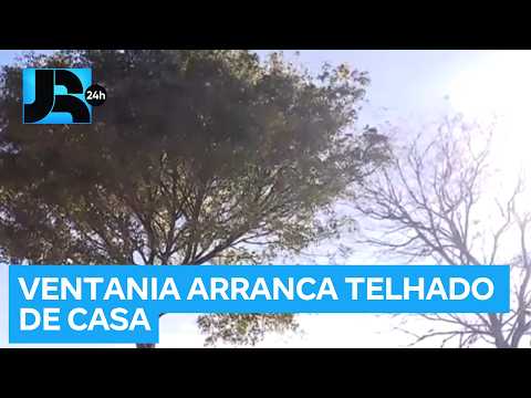 Ventania arranca telhado de casa no interior do Rio Grande do Sul
