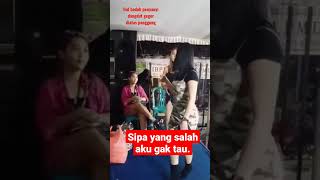Download lagu siapa yang salah!ku tak tau...penyayi berantem diatas panggung.garagara saweran . mp3
