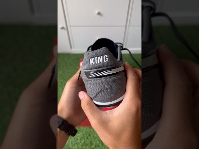 Vídeo relacionado con PUMA King Match FG/AG, Zapatillas de Fútbol Unisex Adulto, Puma Silver Puma Black Sun Struck Puma White, 42 EU