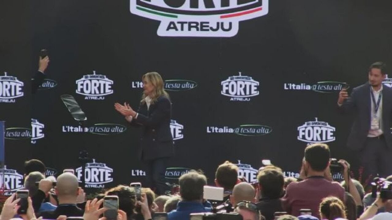 Atreju 2025, il ballo di Meloni sul palco mentre il pubblica grida: "Giorgia Giorgia"