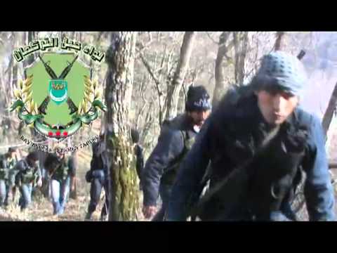 توجه مقاتلي لواء جبل التركمان باتجاه خط الجبهة في جبل التركمان في ريف اللاذقية