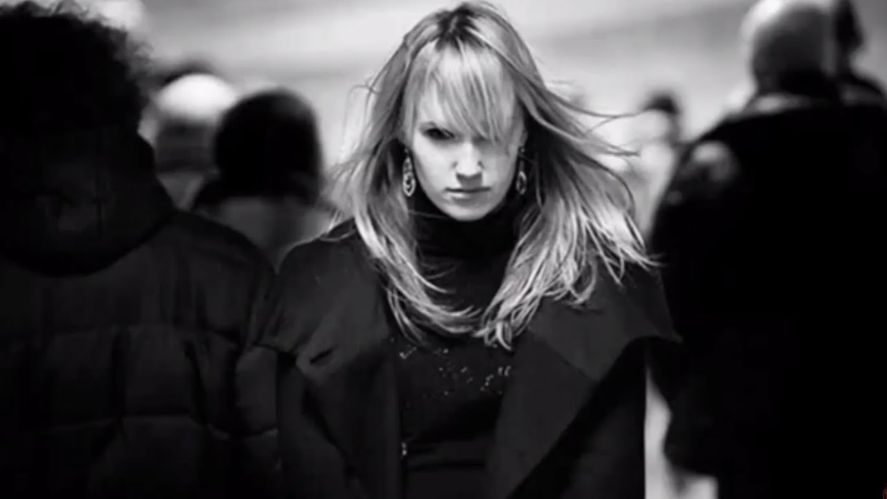 Безликая толпа. Одинокий среди толпы. Среди толпы. Одинокий человек в толпе. Одиночество среди толпы.