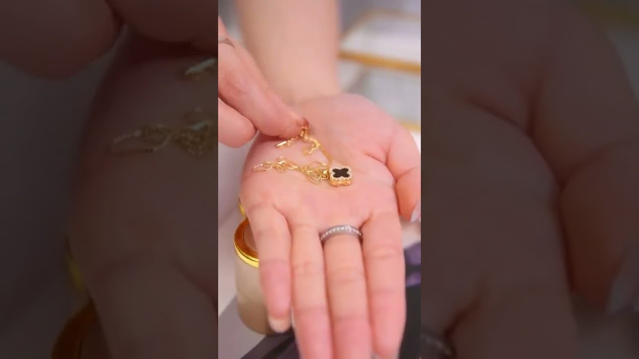 Jewelry Trends - Four-Leaf Clover Necklace