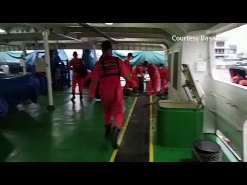 インドネシアは、ダイバーが墜落したジェット機のブラックボックスに近づいているという。 (Indonesia says divers closing in on black boxes from crashed jet)