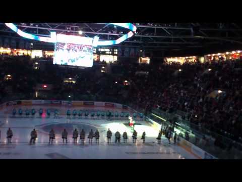 Ingrid Šatanová spieva štátnu hymnu pred 3. Zápasom Finále Slovan - Košice