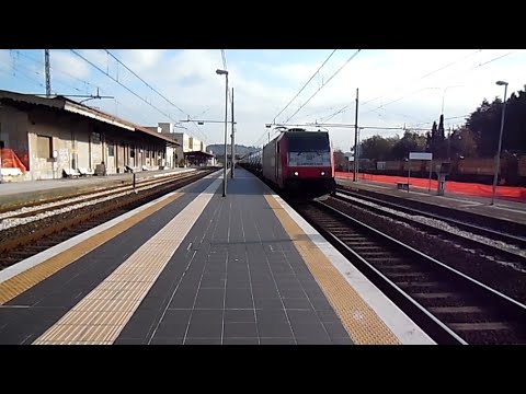 E483.031 "Sangritana" al traino di carri pianali con furgoni Cîtroen.