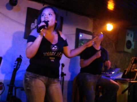 Camila Caucoto en el PUB Los Amigos