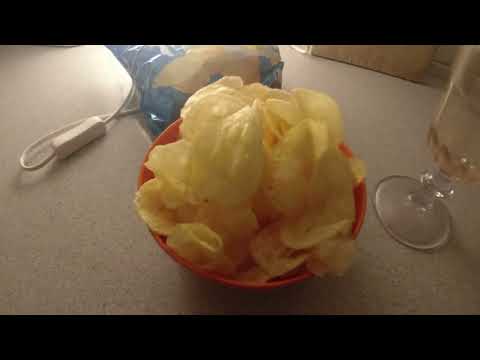 MongoTV_13063 - SPISER SKÅL CHIPS EN VARM SOLRIG SOMMERDAG SØNDAG 24.SEPTEMBER 2023