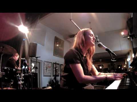 Reyn vs Qeaux Qeaux Joans - Stronger