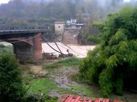 Maltempo del 11 novembre 2012: crollo del PONTE  sul fiume AULELLA  a  SERRICCIOLO