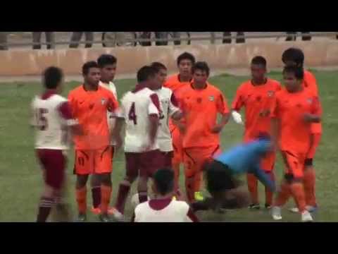 AGRESIÓN AL ARBITRO JHON ROCA COPA PERÙ 2014.