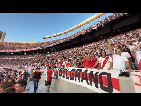 "Así vivió la hinchada el segundo partido en el Nuevo Monumental" Barra: Los Borrachos del Tablón • Club: River Plate