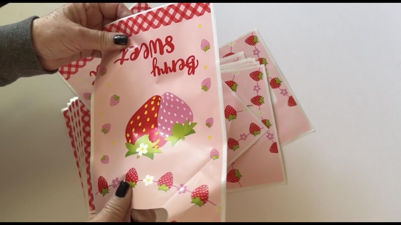 👉 Find it HERE👈 Adorable Strawberry themed gift bags for parties, baby showers or other events.