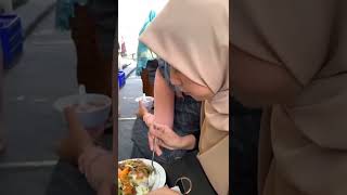 Download lagu Si adek Lagi Makan Kondangan #kondangan #lagimakan #cewekcantik #cewekhijab #shorts #storywa mp3