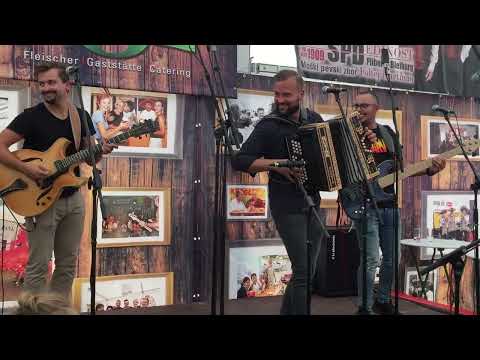 Eine flotte Polka von Slavko Avsenik wird vom "Tomaž Boškin Trio" aus Slowenien perfekt gespielt!