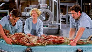 Experimento de invisibilidade dá errado quando o cientista enlouquece violentamente.