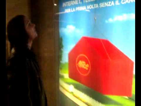 il cartellone pubblicitario scappa