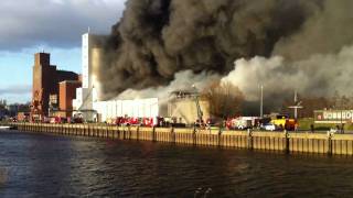 preview picture of video 'Grossfeuer Feuer am Hafen Itzehoe Fa.Rudolf Rusch 28.03.2011'