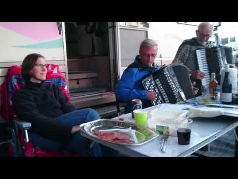 Buskspill med Hurdal Nannestad trekkspillklubb. Ransäter 2016