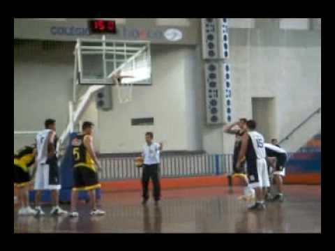 O cabeça errando dois lances-livres... no final da final... e pau-a-pau...