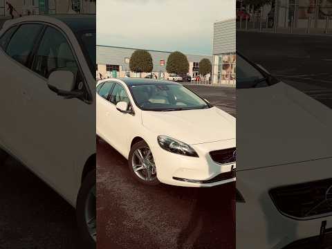 ❁ Volvo V40 ❁ D4 LUX SE Panoramic Roof ❁ Low KM ❁ - Image 2