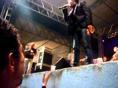 Juba pegando dvd do Rafael Silva (cantor sertanejo)