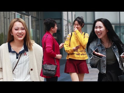 “你這衣服我去年穿過”，姑娘們都被徹底擊垮了！