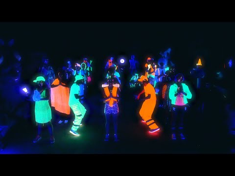 Après un voyage spatio-temporel aux portes de la Camargue, MAQX ressuscite une paléo-bourrée deux temps pour une teuf bal fluoristico-taurine