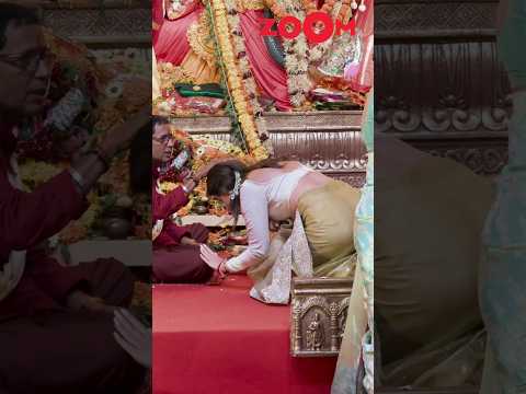 Alia Bhatt takes pandit ji's BLESSINGS post performing Durga Puja 😍🙏🏻 #shorts #aliabhatt #durgapuja