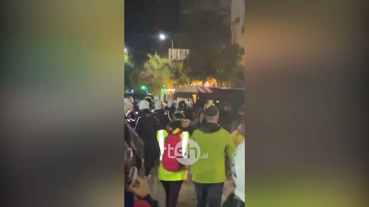Dita e 7-të, protestuesit sulmojnë me molotovë dhe mjete piroteknike, policia kundërpërgjigjet me ujë dhe gaz lotsjellës