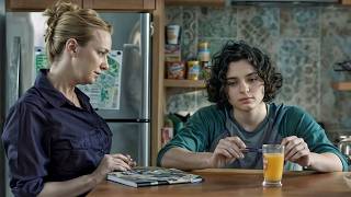 Um rapaz de 18 anos percebe que se sente atraído pela sua vizinha de 50 anos