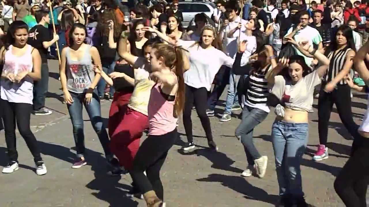 Baile estudiantes en el obelisco. D.F. Argentina.