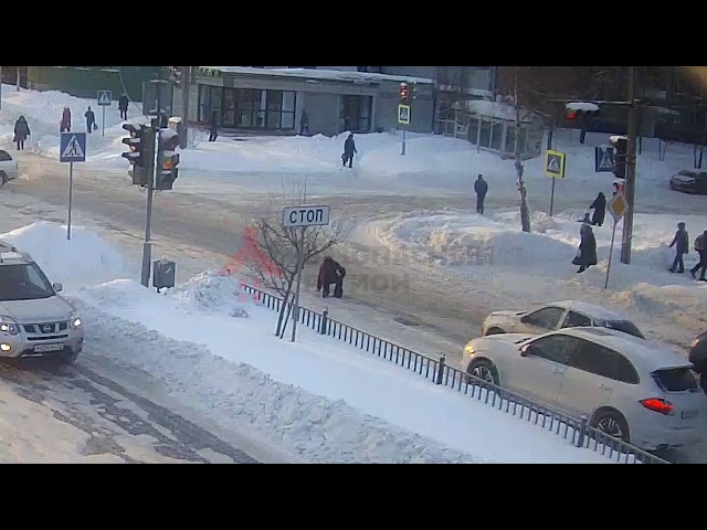 Водитель намеренно сбил подскользнувшуюся женщину (ВИДЕО)