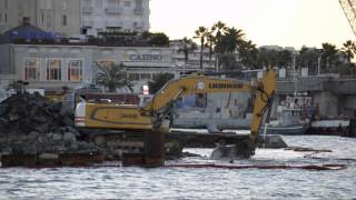preview picture of video 'LIEBHERR R 946 - Extension du Port de Saint Raphaël'